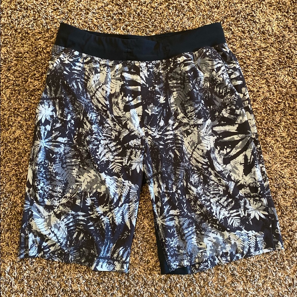 Lululemon 7” liner black/ white Small shorts